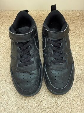 Nike Kids Black Low-Top Sneakers with Velcro Strap